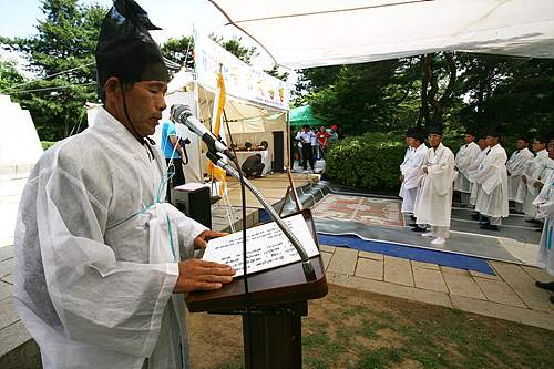 제례식의 사회자가 제래에 대한 설명을 하고 있다. 